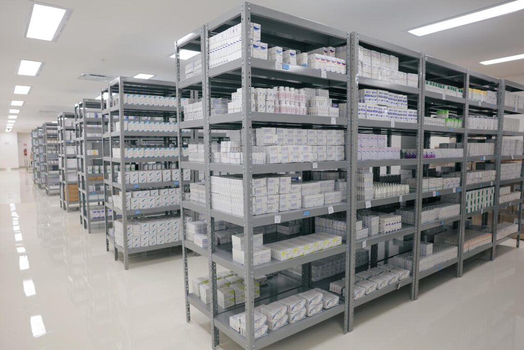 Gobernador "Huacho" Díaz Mena supervisa farmacia del nuevo O’Horán y garantiza medicamentos gratuitos