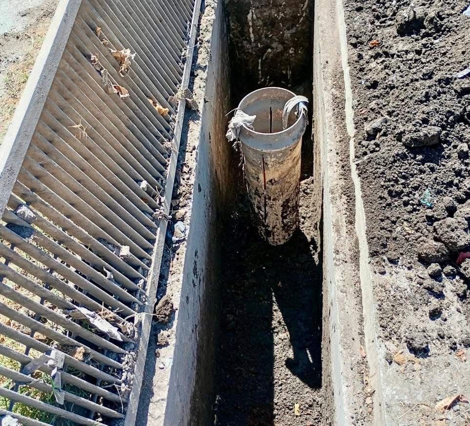 Cuadrillas de la Dirección de Obras Públicas de Kanasín utilizando herramientas de desazolve y camiones cisterna para limpiar