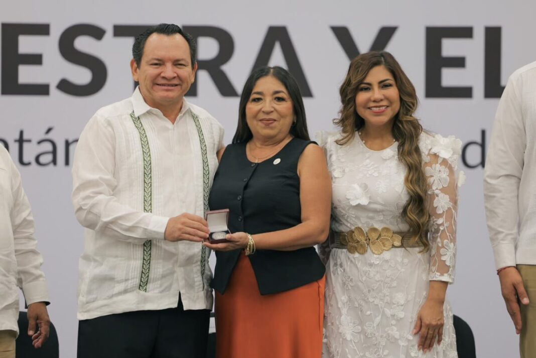 Yucatán honra a 485 docentes por su legado en las aulas y décadas de servicio a la educación / Joaquín Díaz Mena