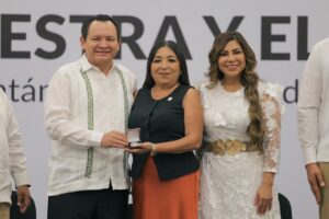 Yucatán honra a 485 docentes por su legado en las aulas y décadas de servicio a la educación / Joaquín Díaz Mena