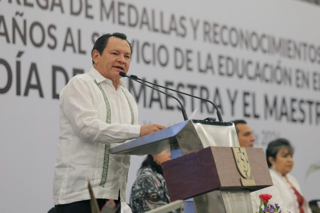 Yucatán honra a 485 docentes por su legado en las aulas y décadas de servicio a la educación / Joaquín Díaz Mena
