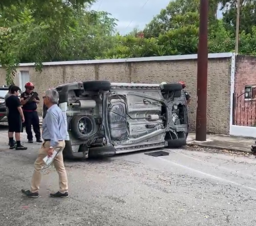 Camioneta termina volcada y choca contra un auto estacionado luego de ser colisionada en la colonia México