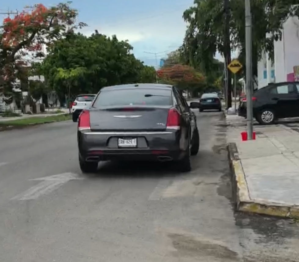 Camioneta termina volcada y choca contra un auto estacionado luego de ser colisionada en la colonia México