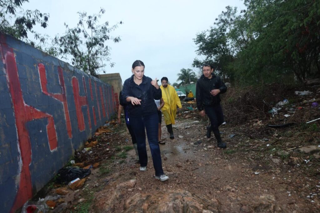 Cecilia Patrón recorre el sur de Mérida bajo intensa lluvia y refuerza acciones para proteger a las familias