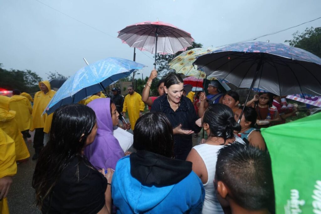 Cecilia Patrón recorre el sur de Mérida bajo intensa lluvia y refuerza acciones para proteger a las familias