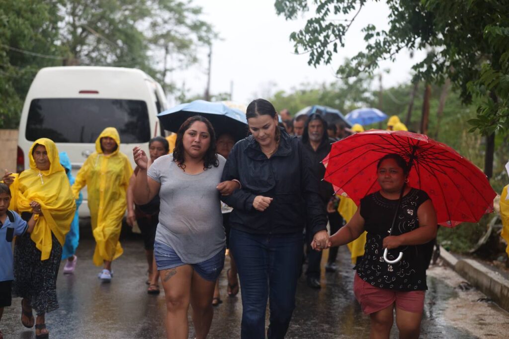 Cecilia Patrón recorre el sur de Mérida bajo intensa lluvia y refuerza acciones para proteger a las familias
