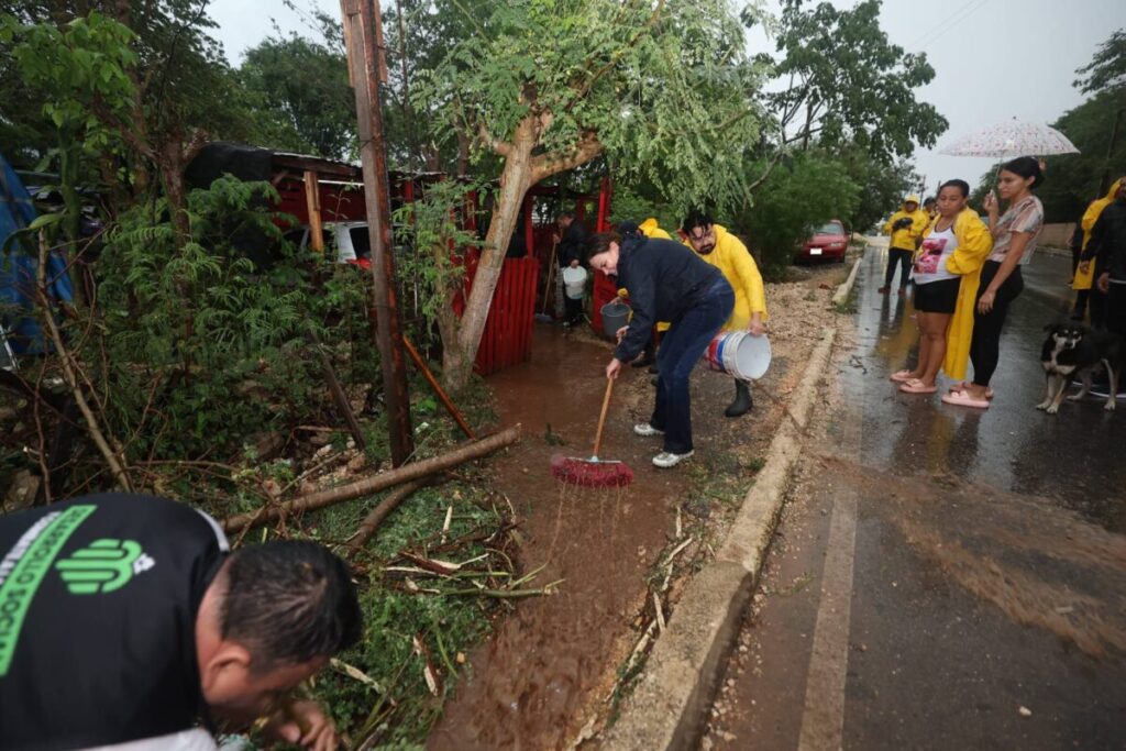 Cecilia Patrón recorre el sur de Mérida bajo intensa lluvia y refuerza acciones para proteger a las familias