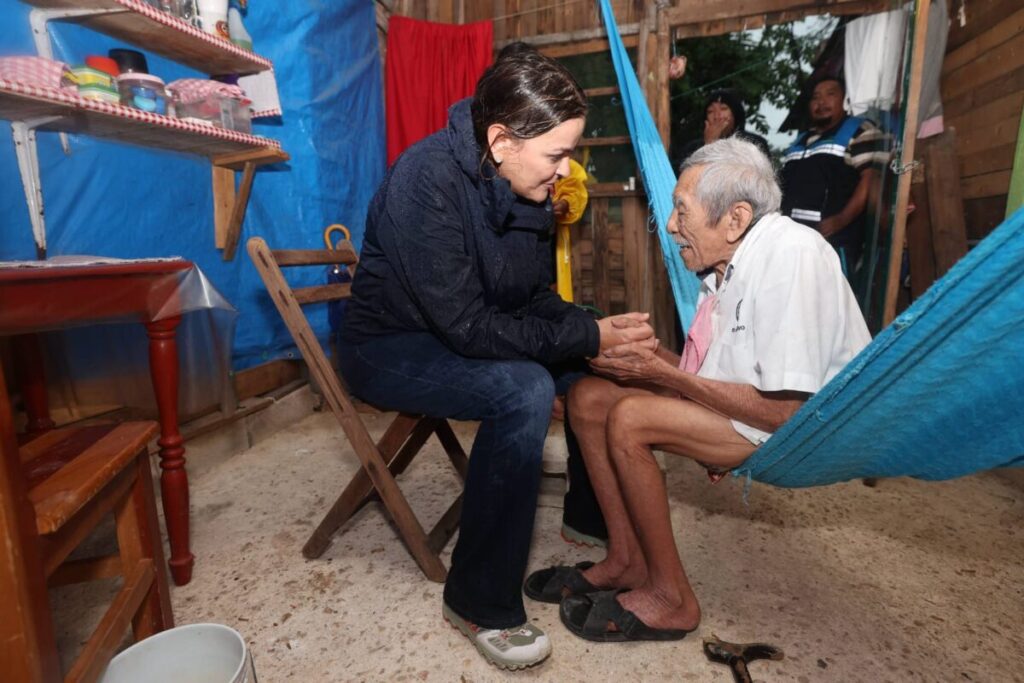Cecilia Patrón recorre el sur de Mérida bajo intensa lluvia y refuerza acciones para proteger a las familias