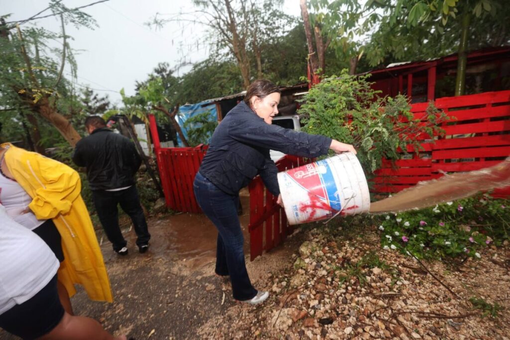 Cecilia Patrón recorre el sur de Mérida bajo intensa lluvia y refuerza acciones para proteger a las familias