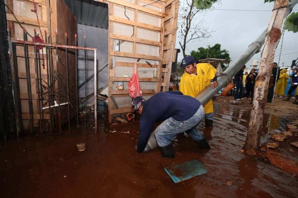 Cecilia Patrón recorre el sur de Mérida bajo intensa lluvia y refuerza acciones para proteger a las familias