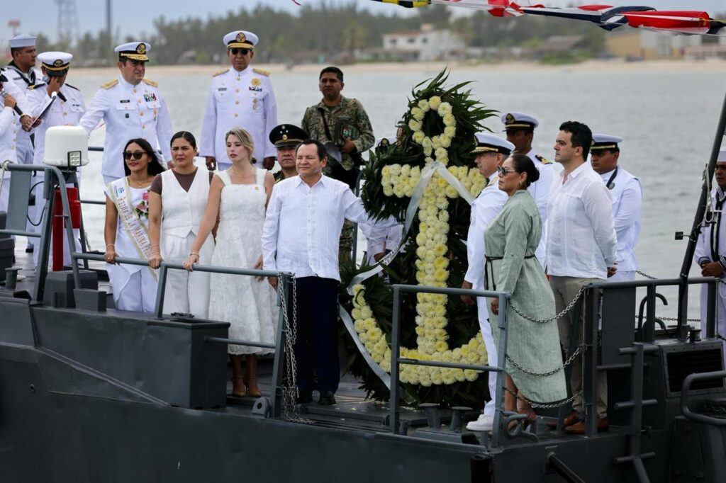 Joaquín Díaz Mena encabeza ceremonia del Día de la Marina en Progreso, Yucatán honra a sus marinos