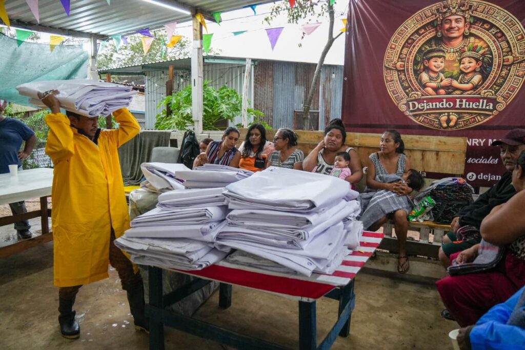 DIF Yucatán protege con lonas a familias del sur de Mérida por lluvias