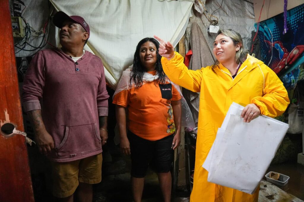 Operativo de entrega de lonas por lluvias sur de Mérida DIF Yucatán 2026.