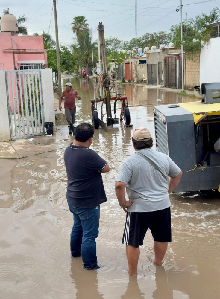 El alcalde Edwin Bojórquez Ramírez supervisando de cerca la operación de una máquina perforadora de pozos profundos