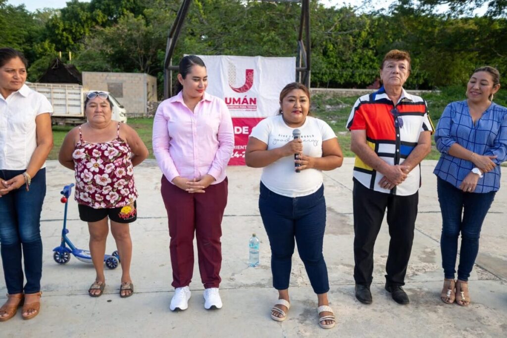 La alcaldesa de Umán, Kenia Walldina, inicia la construcción del domo, baños y cancha con luz LED