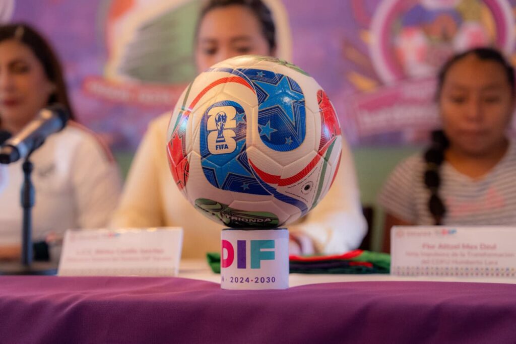 La Mtra. Wendy Méndez Naal y la directora Shirley Castillo mostrando el balón decorado por comunidades mayas