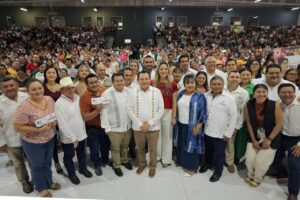  Entrega Gobernador Joaquín Díaz Mena apoyos para impulsar el campo y la educación