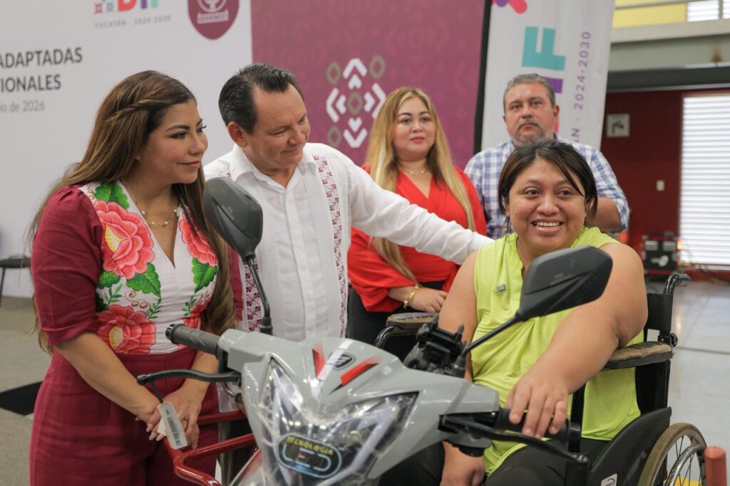 Yucatán: Joaquín Díaz Mena entrega motos adaptadas 