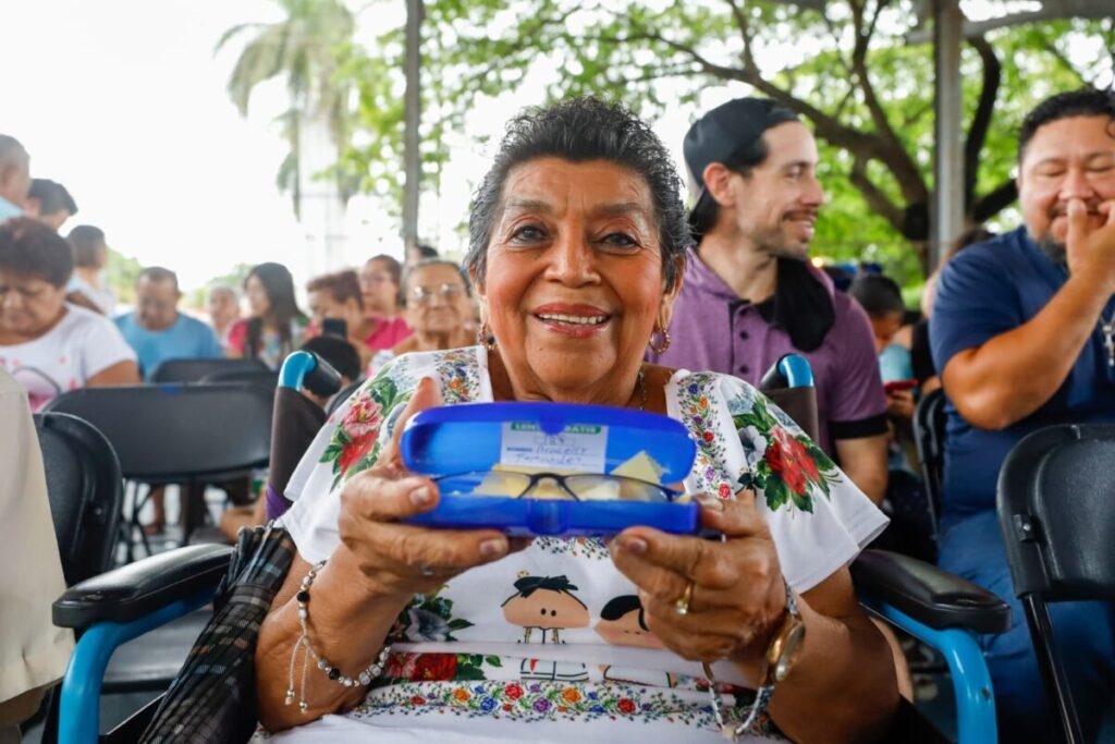 Cecilia Patrón supera los 10 mil lentes gratuitos entregados en Mérida