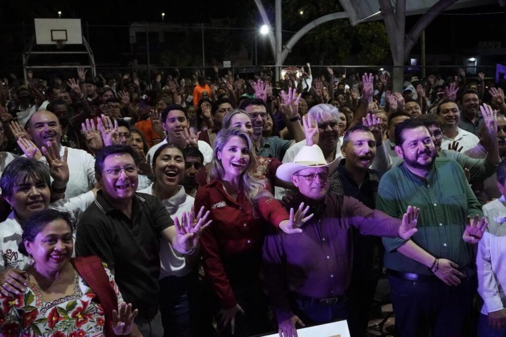 María Esther Magadán encabeza asamblea informativa con alcaldes y comisarios en Progreso