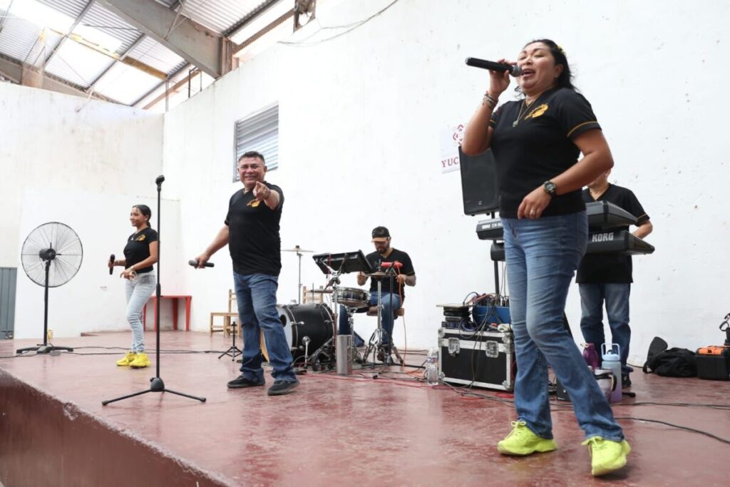 Familias se unen en el Cereso de Mérida para celebrar a los papás en su día.