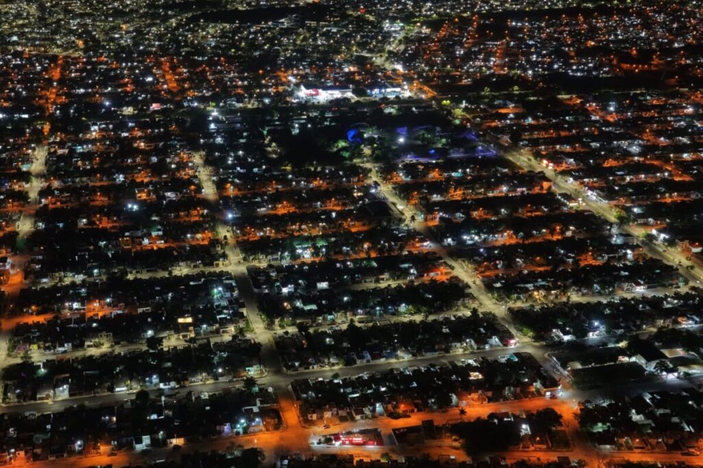 Conectan plan de iluminación masiva con bacheo y repavimentación en Mérida