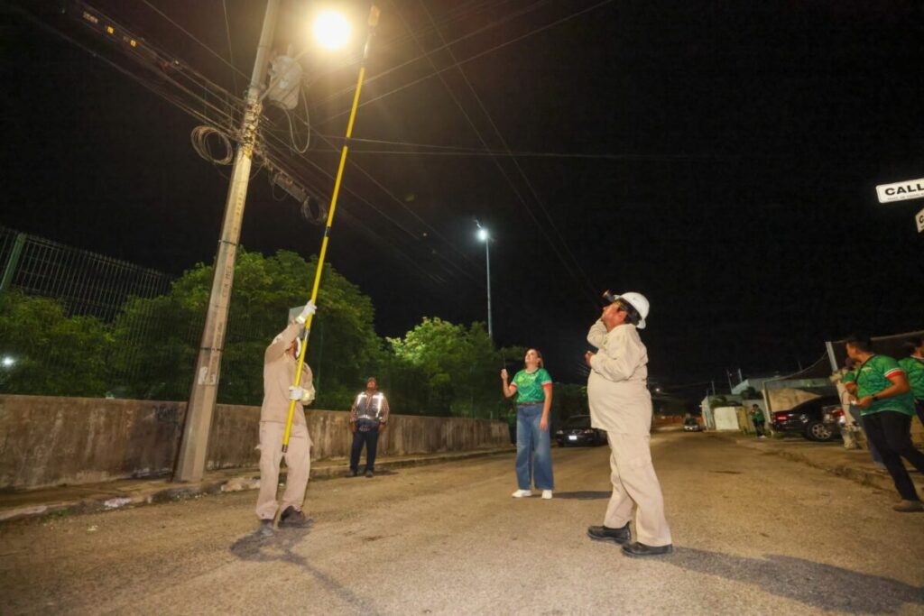 Instalan casi 50 mil nuevas lámparas de alta potencia en las colonias de Mérida.
