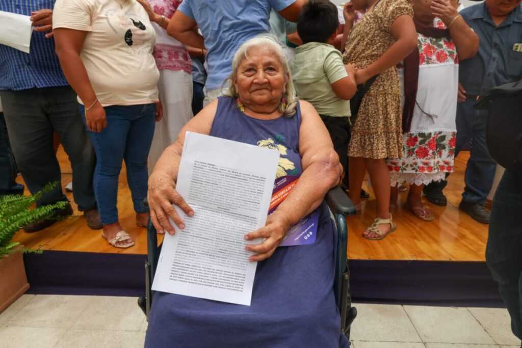 Cecilia Patrón entrega 47 escrituras a familias de ocho comisarías originarias de Mérida