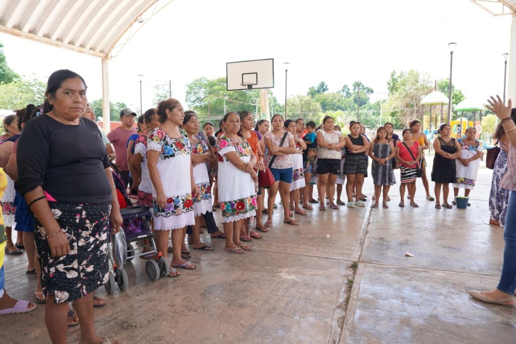 Mujeres rurales reciben insumos para el urdido de hamacas en Tixcacalcupul