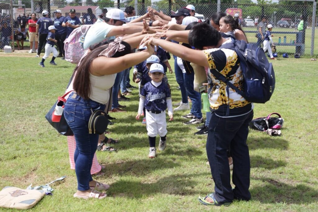 Escuelita Gratuita de Béisbol "Azulejos de Kanasín" logra tres campeonatos en menos de un año
