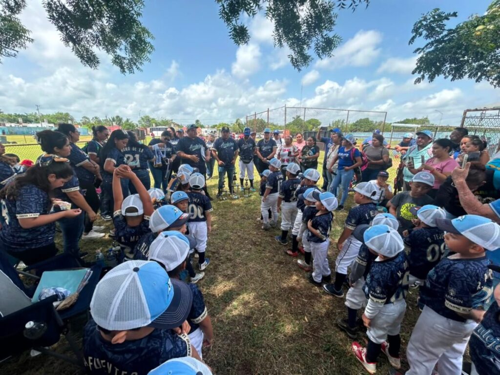 Escuelita Gratuita de Béisbol "Azulejos de Kanasín" logra tres campeonatos en menos de un año