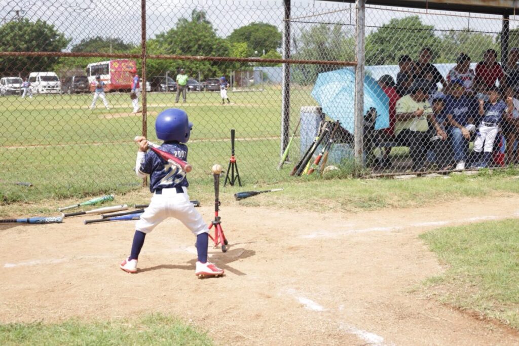 Escuelita Gratuita de Béisbol "Azulejos de Kanasín" logra tres campeonatos en menos de un año