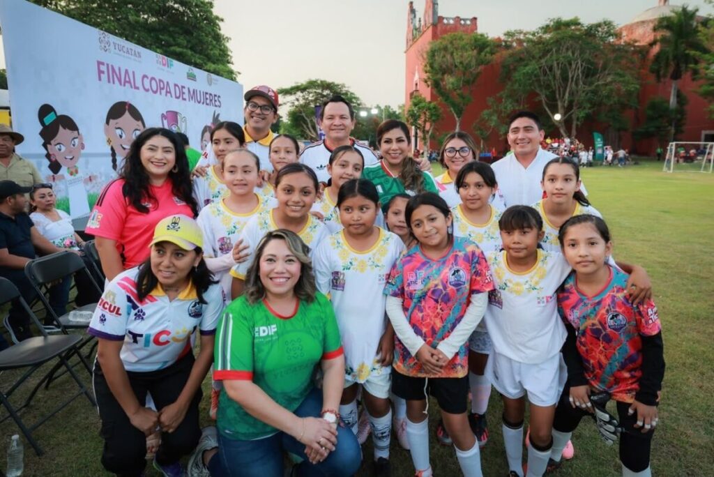 Joaquín Díaz Mena impulsa el fútbol femenil