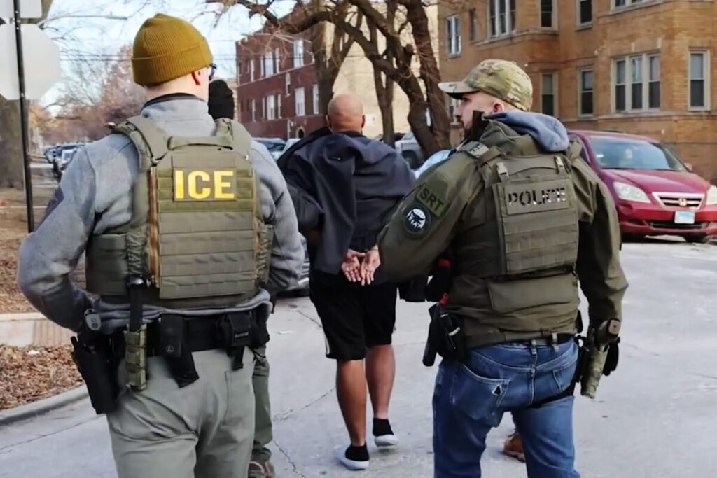 Histórico giro en política migratoria: Prohíben al ICE detener vehículos en movimiento tras tiroteos mortales