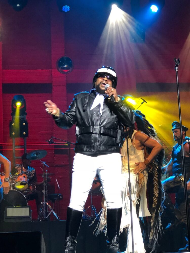 Luto en la música disco: Muere Victor Willis, cofundador de Village People e intérprete de "Y.M.C.A."