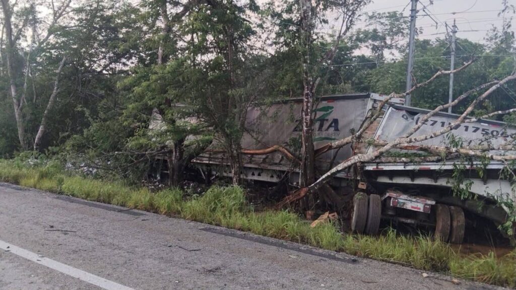 Accidente en la Mérida–Cancún deja daños materiales tras volcadura de un camión en Tinum