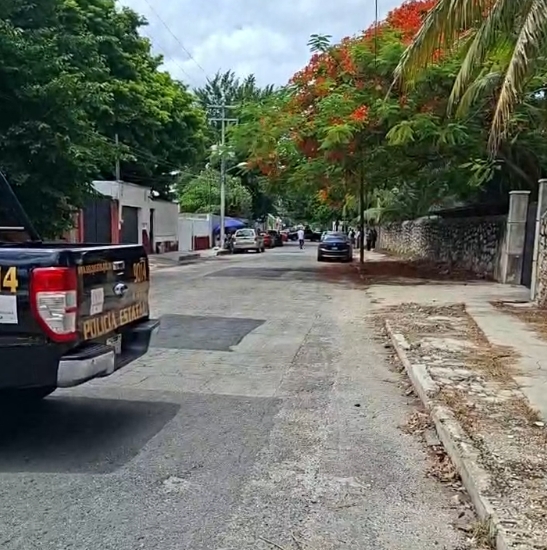 Fuerte movilización policial en la colonia Itzimná tras el reporte de un deceso en la acera
