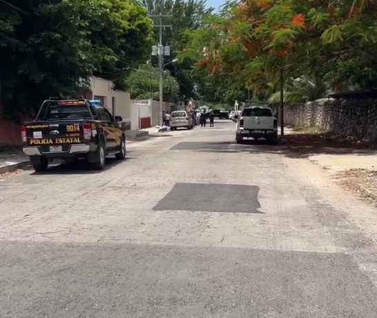 Fuerte movilización policial en la colonia Itzimná tras el reporte de un deceso en la acera