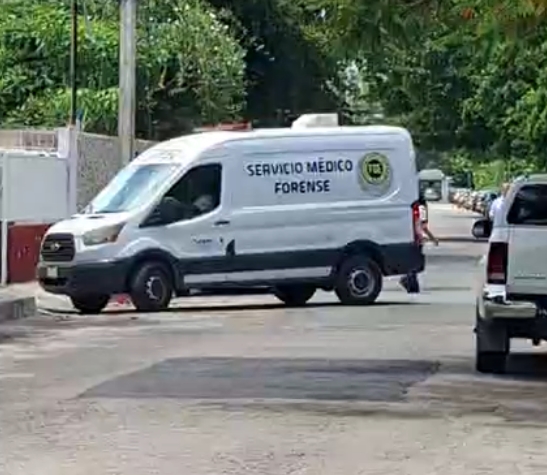 Fuerte movilización policial en la colonia Itzimná tras el reporte de un deceso en la acera