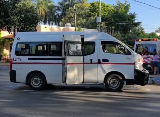 Choque entre combi y auto deja varios pasajeros lesionados en la avenida Colón