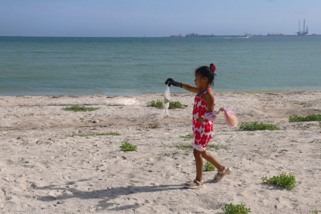 Comunidad y organizaciones unen esfuerzos para mantener limpias las playas de Progreso / Gobierno del Estado de Yucatán
