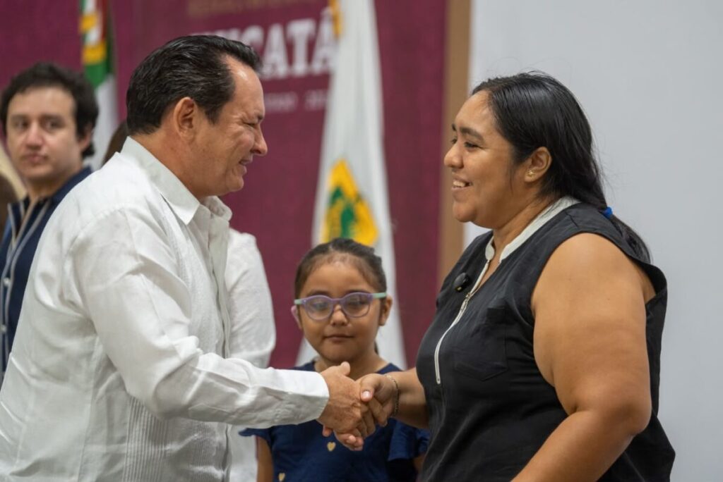 El bienestar es autonomía: Renacimiento Maya entrega apoyos auditivos / Joaquín Díaz Mena y Mtra. Wendy Méndez Naal