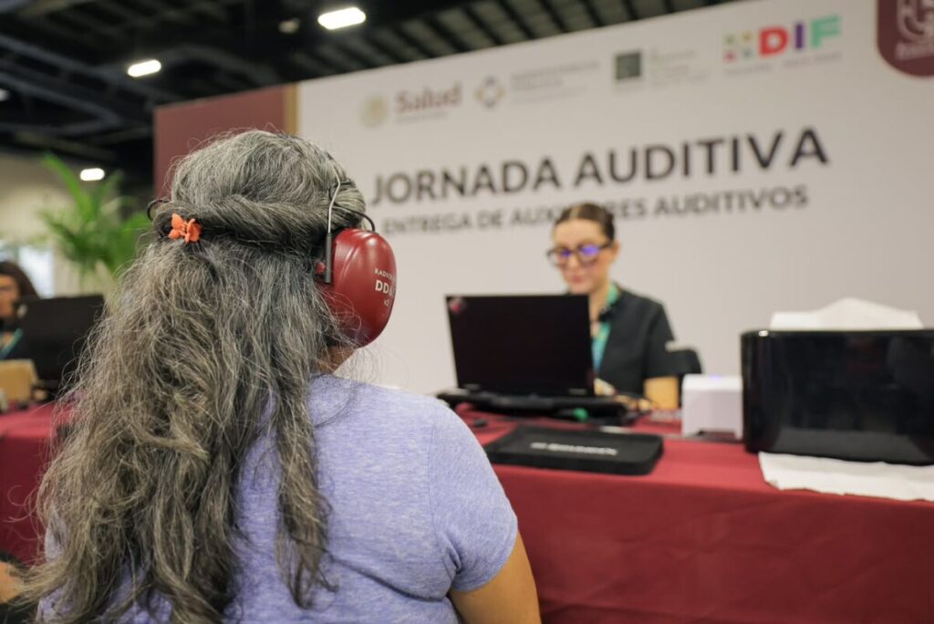 El bienestar es autonomía: Renacimiento Maya entrega apoyos auditivos / Joaquín Díaz Mena y Mtra. Wendy Méndez Naal