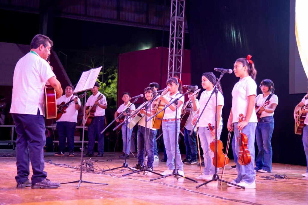 Kenia Walldina Sauri celebra el talento de las nuevas generaciones de Umán