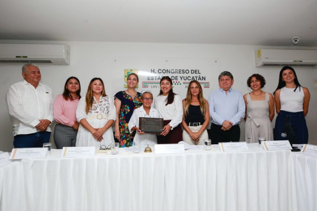 La enfermera Elodia Aguilar Medina es condecorada por el Congreso
