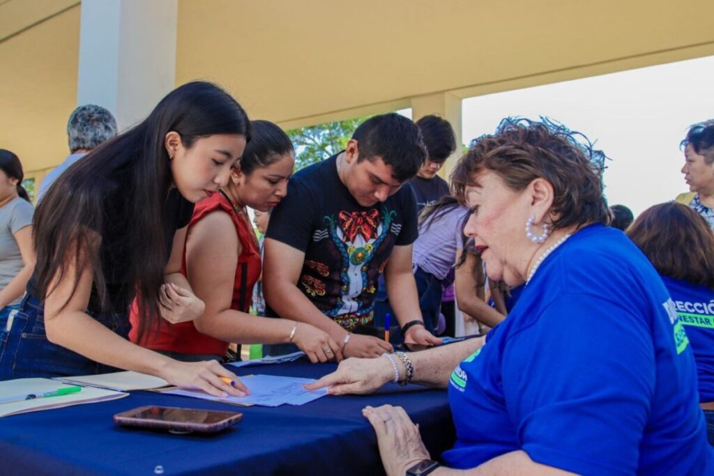 Ayuntamiento de Mérida ofrece más de 5 mil becas educativas