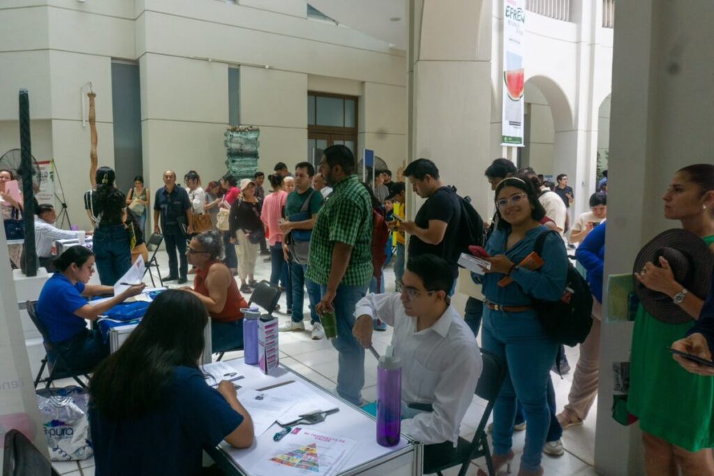 Registran asistencia récord en la primera Feria del Empleo para Profesionistas en Mérida.