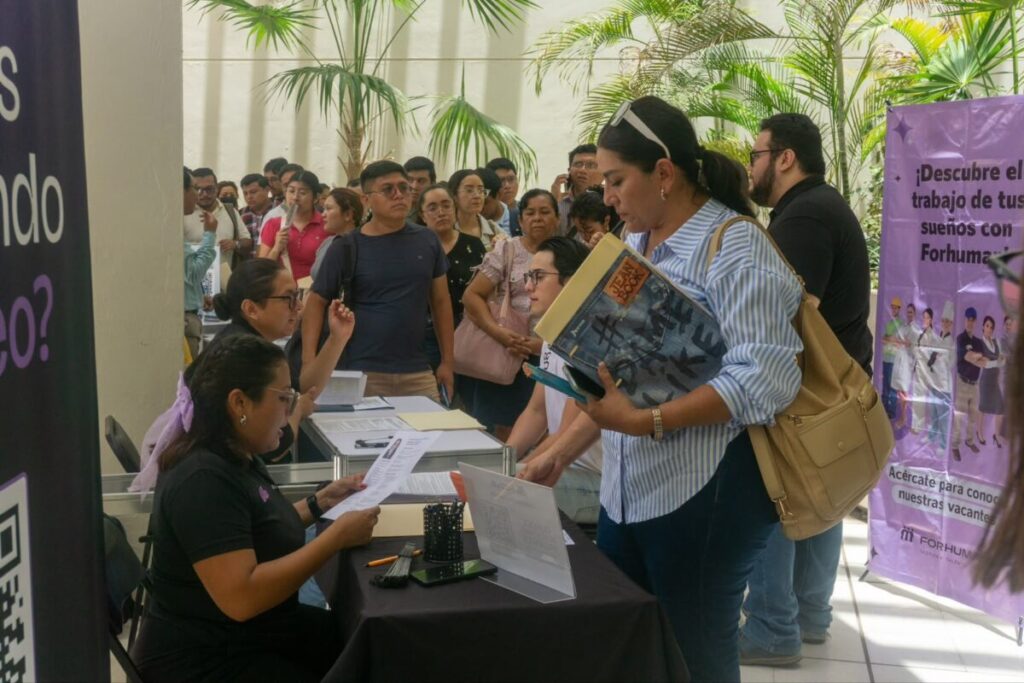 Más de 900 universitarios buscan colocación en el sector en Mérida