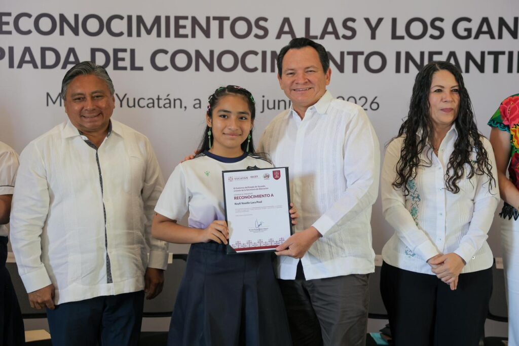 Gobernador Joaquín Díaz Mena reconoce la excelencia académica de 14 estudiantes yucatecos y fortalece su futuro educativo