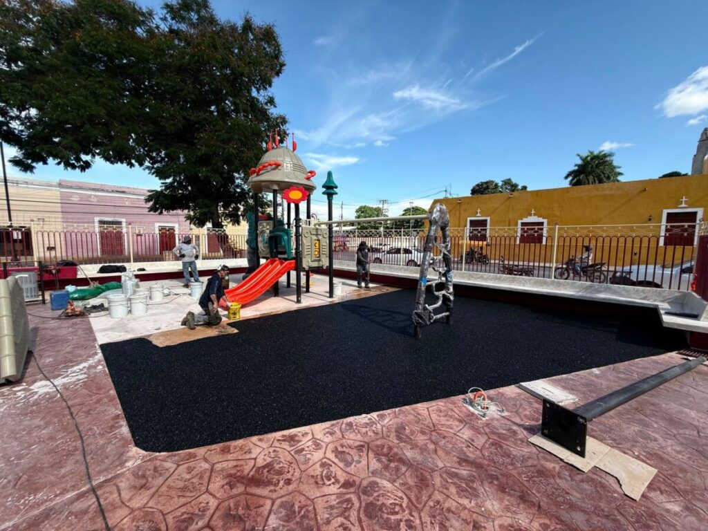 Kenia Walldina supervisa la recta final de la rehabilitación del parque principal de Umán; pronto abrirá sus puertas a las familias
